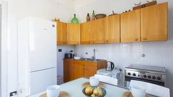 KĂŒhlschrank, Ofen, Herdplatte, Wasserkocher