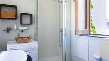 Dusche, Haartrockner, Bidet, Handtücher