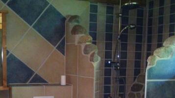 Regadera y papel de baño