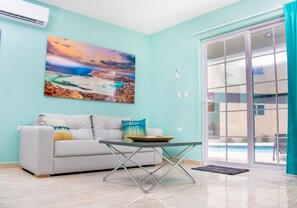 42-inch Smart TV with cable channels, TV, Netflix - Hotel RH Boutique Aruba (Oranjestad)