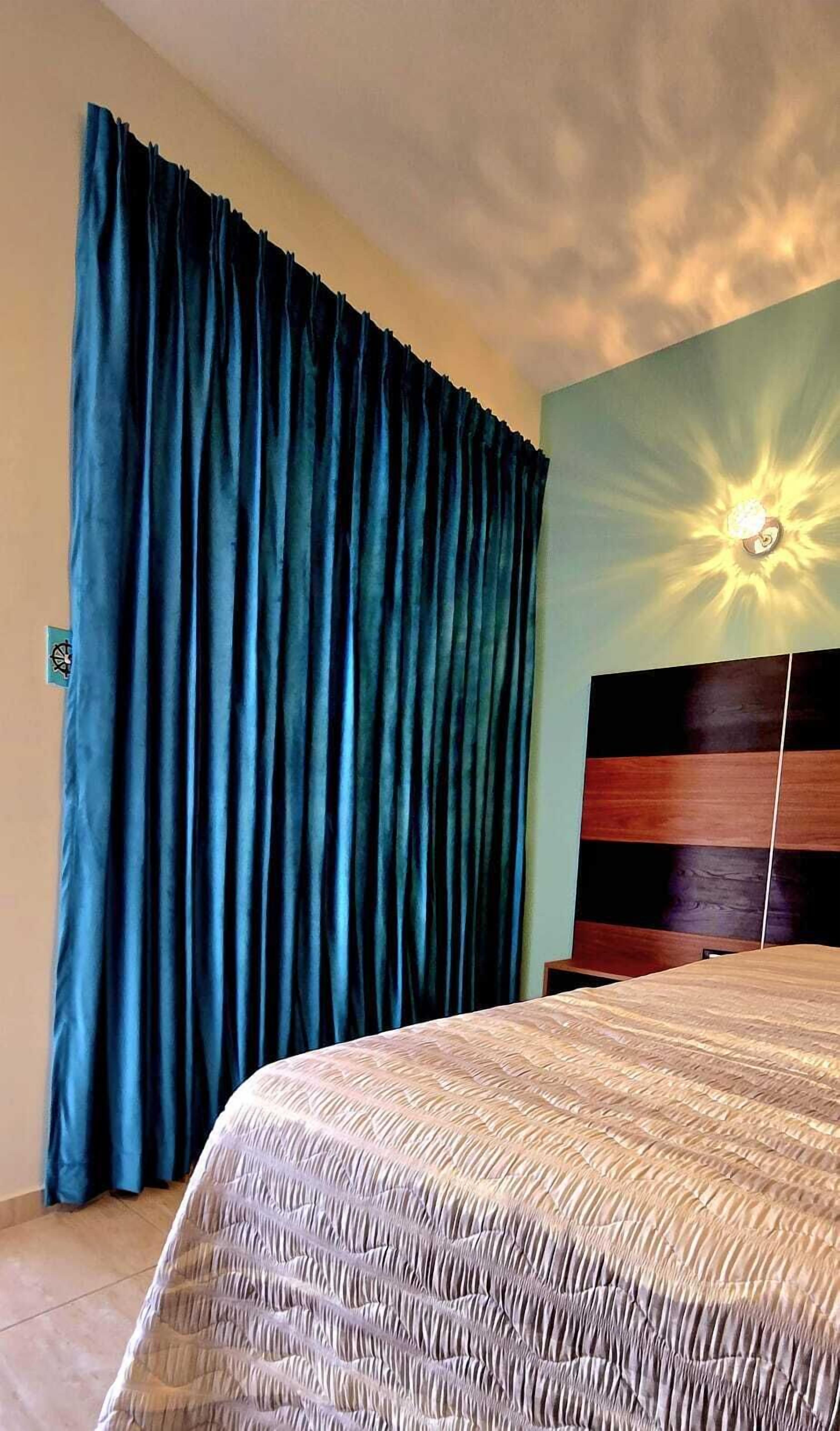 Suite – comfort, 1 queensize-seng, ikke-røyk, balkong | Oppholdsområde | En 42-tommers smart-TV med kabel-kanaler samt TV og Netflix