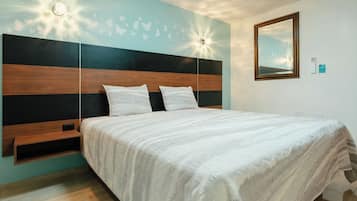 Comfort suite, 1 queensize bed, niet-roken, balkon | Donzen dekbedden, een kluis op de kamer, een laptopwerkplek