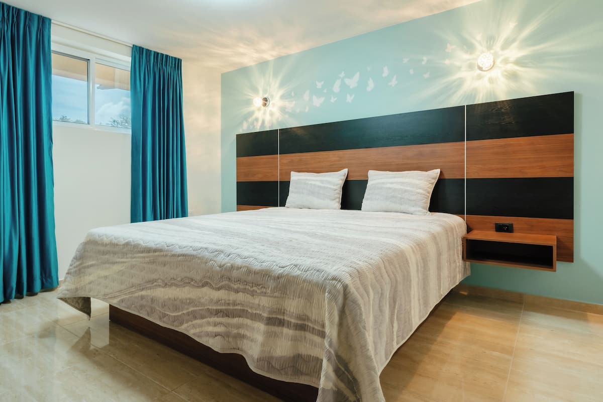 Suite Junior, 1 Tempat Tidur Queen, Bebas Asap Rokok, balkon | Selimut bulu angsa, brankas, dan ruang kerja ramah laptop