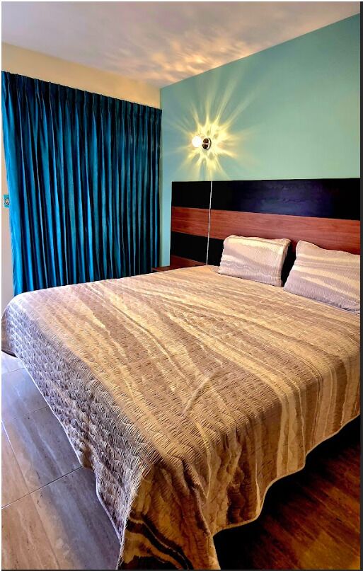 Suite Confort, 1 cama Queen size, para no fumadores, balcón | Área de sala de estar | Smart TV de 42 pulgadas con canales por cable, televisión y Netflix 