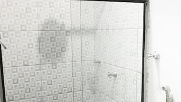 Quarto triplo conforto, banheiro privativo | Banheiro | Chuveiro, toalhas de banho, papel higiênico