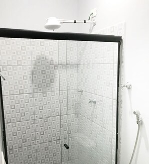 Comfort-værelse til 3 personer - privat badeværelse | Badeværelse | Bruser, håndklæder, Toiletpapir