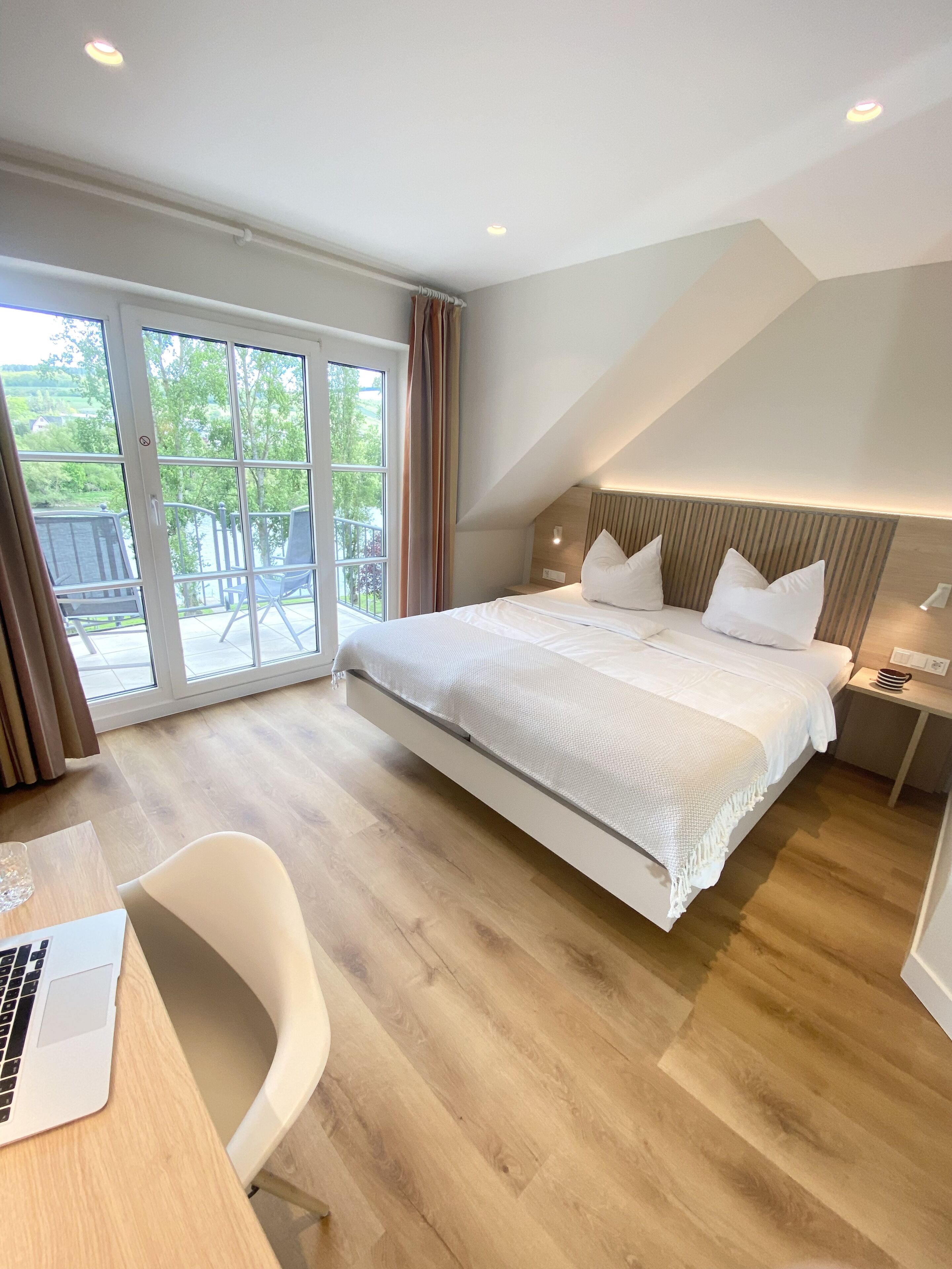 Habitació doble Deluxe, balcó (Moselzimmer) | Roba de llit hipoal·lergògena i caixa forta a l'habitació 