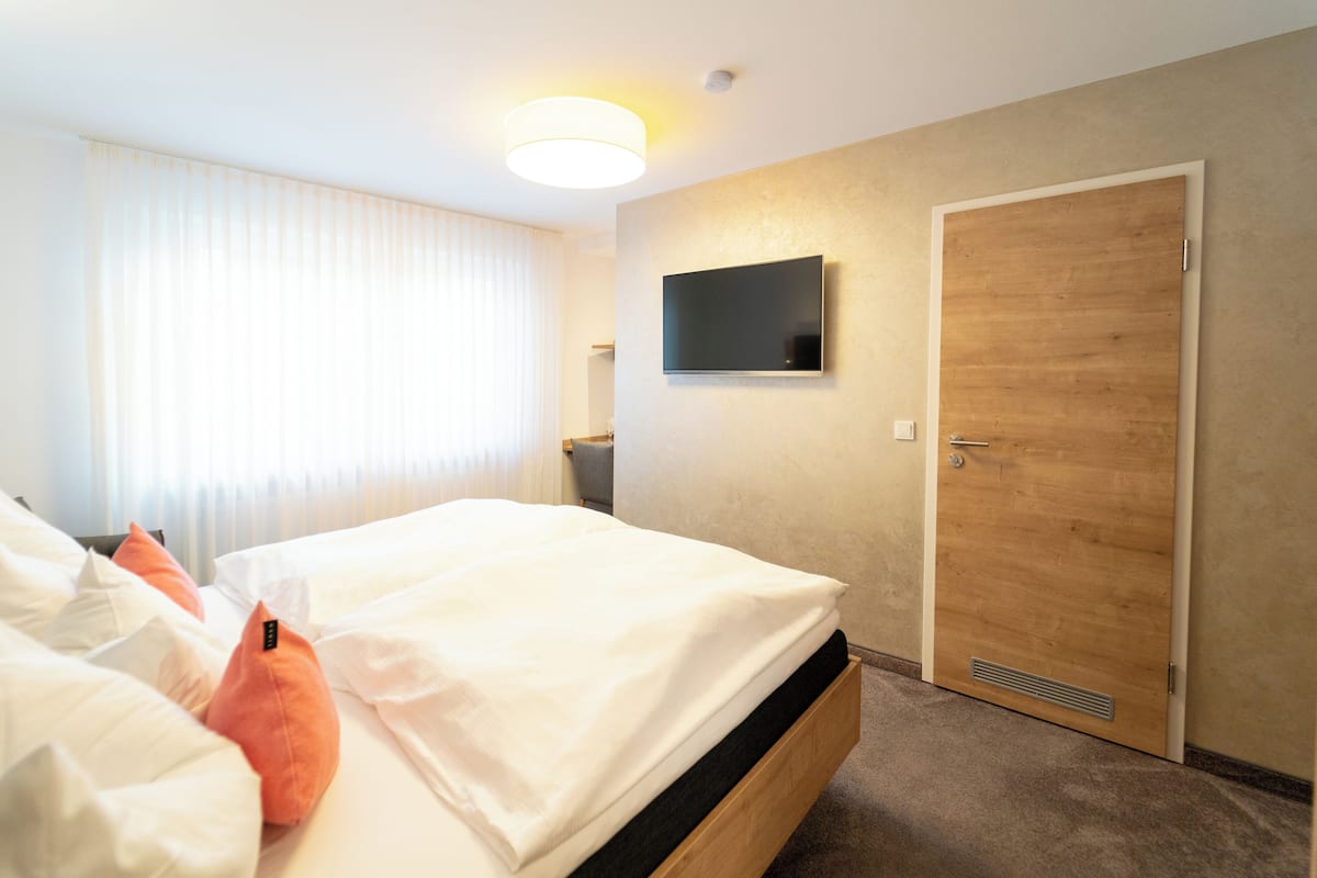Hypo-allergenic bedding, in-room safe, individually decorated