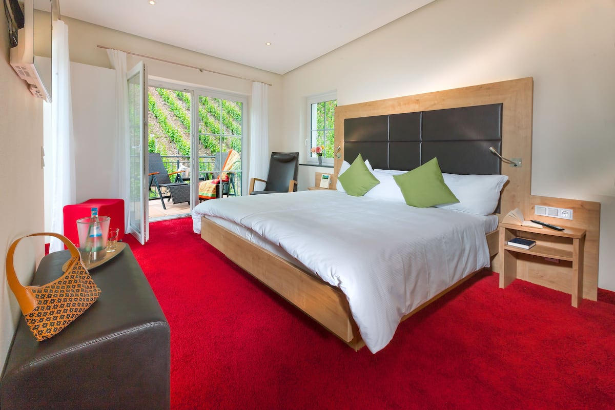 Hypo-allergenic bedding, in-room safe, blackout curtains, free WiFi