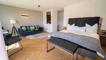 Panoramic-Studiosuite | Allergikerbettwaren, Zimmersafe, individuell dekoriert