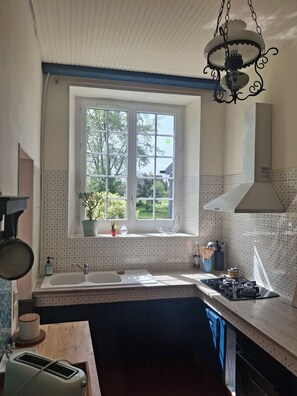 Fridge, microwave, oven, stovetop - Charming house in a quiet (BARBEVILLE)