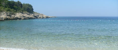 Nära stranden, vit sandstrand och strandbarer