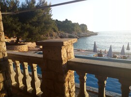 Beach nearby, white sand, beach bar