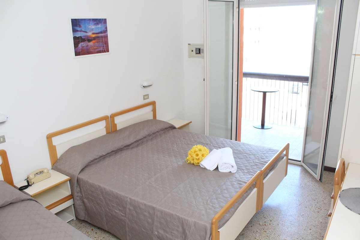 1 chambre, coffres-forts dans les chambres, bureau, draps fournis