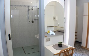 Chambre Quadruple, balcon, vue mer | Équipements de la chambre