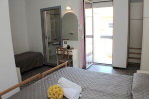 1 ห้องนอน, ตู้นิรภัยในห้องพัก, โต๊ะทำงาน, ผ้าปูที่นอน