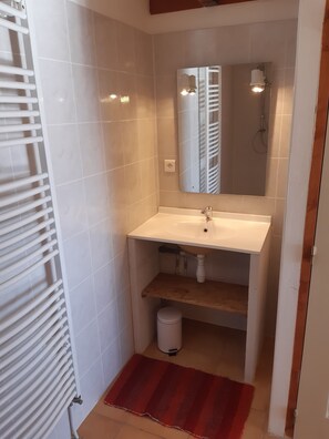Shower, toilet paper - Rustic Cottage: Well Located + Superb View (Soumont)