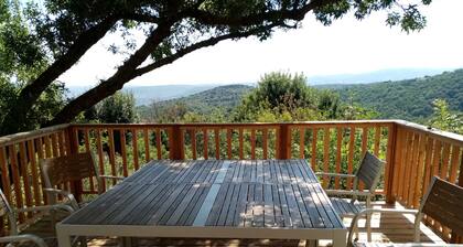 Rustic Cottage: Well Located + Superb View