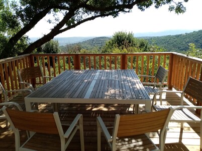 Rustic Cottage: Well Located + Superb View