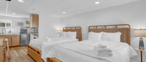Beach House, Two Bedroom, Unit 16 | Tabla de planchar con plancha, wifi gratis y ropa de cama