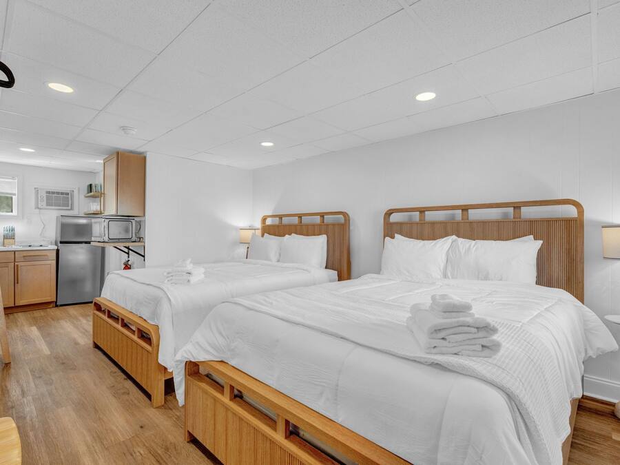 Beach House, Two Bedroom, Unit 16 | Ferros/tábuas de passar roupa, Wi-Fi de cortesia, roupa de cama