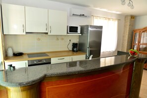 Kühlschrank, Mikrowelle, Geschirrspüler