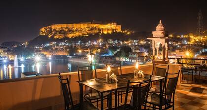 Jee Ri Haveli - Blick auf den Gulab Sagar See und das Mehrangarh Fort ....
