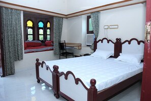 6 bedrooms, in-room safe, desk, iron/ironing board