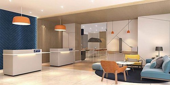 En modern hotellobby med en receptionsdisk, en sittgrupp och ett stort fönster.