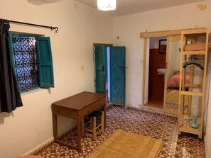 Kamar Double | Tempat tidur bayi gratis, Wi-Fi gratis, dan seprai linen