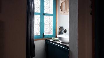 Shower, hydromassage showerhead, free toiletries, towels