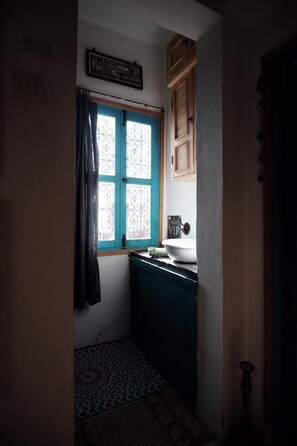 Ντουζιέρα, τηλέφωνο υδρομασάζ, δωρεάν προϊόντα προσωπικής περιποίησης