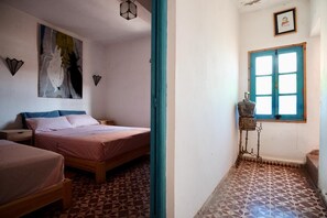 Kamar Triple | Tempat tidur bayi gratis, Wi-Fi gratis, dan seprai linen