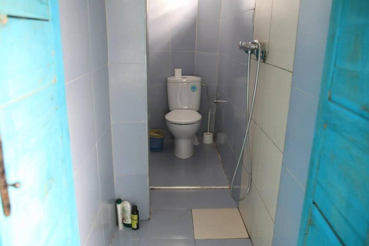 Shower, hydromassage showerhead, free toiletries, towels