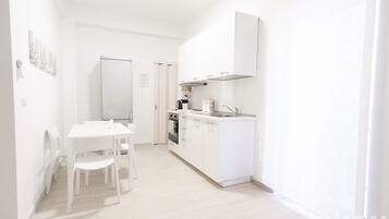 Fridge, oven, stovetop, cookware/dishes/utensils