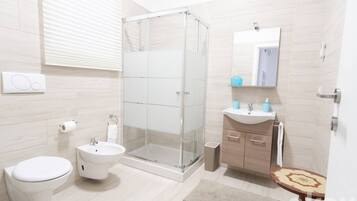 Basic Room, 2 Single Beds | Bathroom