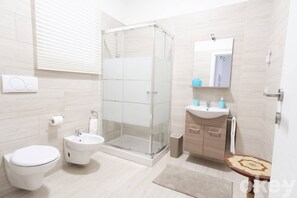 Chambre de base, 2 lits jumeaux | Salle de bain | Douche, douche cascade, séchoir à cheveux, bidet