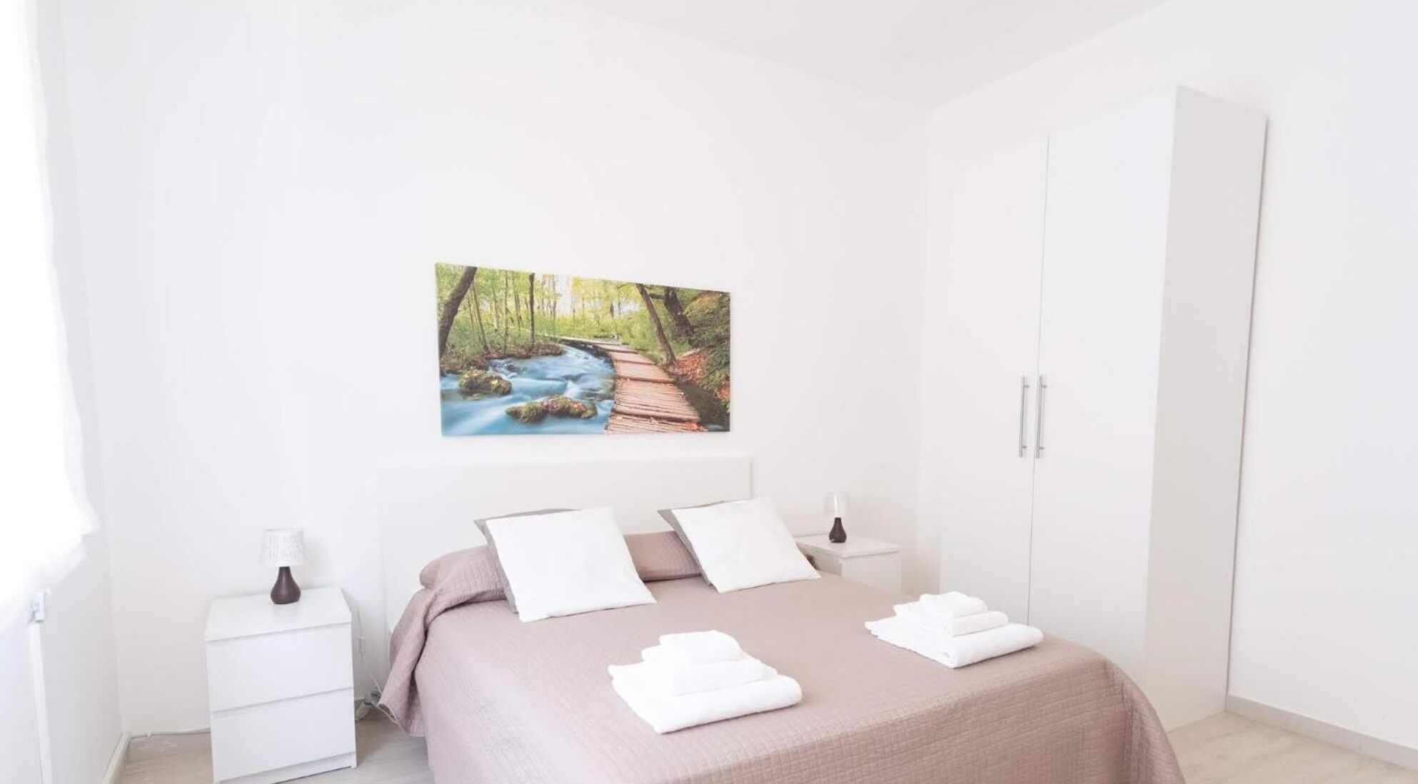 Quarto casal econômico, banheiro compartilhado | Escrivaninha, Wi-Fi de cortesia, roupa de cama