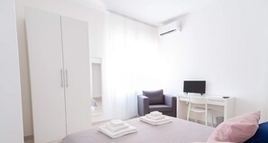 Standardrum - 1 dubbelsäng med bäddsoffa | Skrivbord, gratis wi-fi och sängkläder