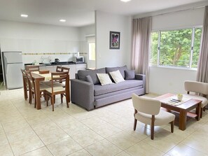 Apartemen Comfort | Area keluarga | Televisi layar datar 32-inci dengan saluran TV satelit dan Smart TV