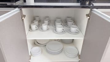 Fridge, oven, stovetop, electric kettle