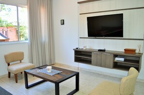 Apartamento conforto, 2 quartos, cozinha | Área de estar | TV de tela plana 32 polegadas com canais via satélite, smart TV, Netflix