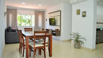 Apartamento conforto, 2 quartos, cozinha | Ărea de estar | TV de tela plana 32 polegadas com canais via satĂ©lite, smart TV, Netflix