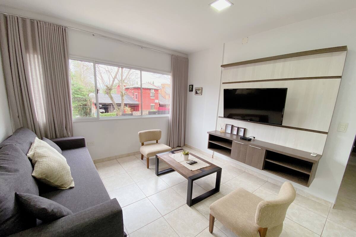 Family Apartment | Living area | 32-inch flat-screen TV with satellite channels, Smart TV, Netflix