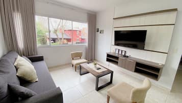 Apartamento famĂlia | Ărea de estar | TV de tela plana 32 polegadas com canais via satĂ©lite, smart TV, Netflix
