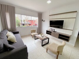 家庭公寓 | 起居区 | 32-英寸纯平电视（配备卫星频道）、智能电视、Netflix