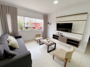 Family Apartment | Ruang tamu | 32 inci televisyen skrin rata dengan satelit, TV Pintar, Netflix