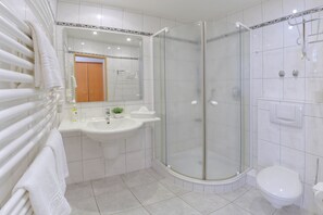 Douche, sèche-cheveux, serviettes fournies