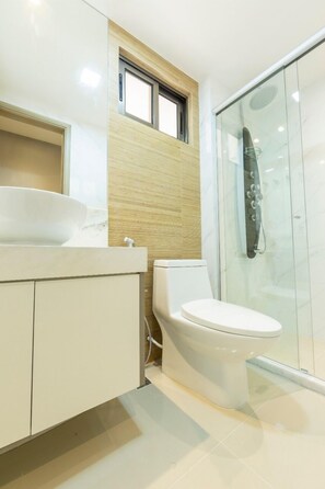 Comfort-Apartment, 2 Queen-Betten, Strandblick | Badezimmer | Dusche, Handtücher