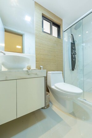 Comfort Apartment, 2 Queen Beds, Beach View | Bathroom